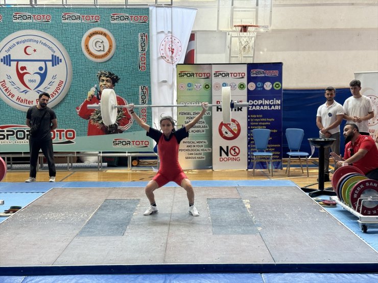 Minikler ve 15 Yaşaltı Ferdi Türkiye Halter Şampiyonası, Bolu'da başladı
