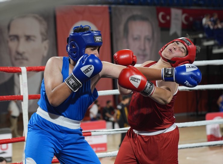 Üst Minik Erkekler ve Kadınlar Türkiye Ferdi Boks Şampiyonası, İzmir'de devam ediyor