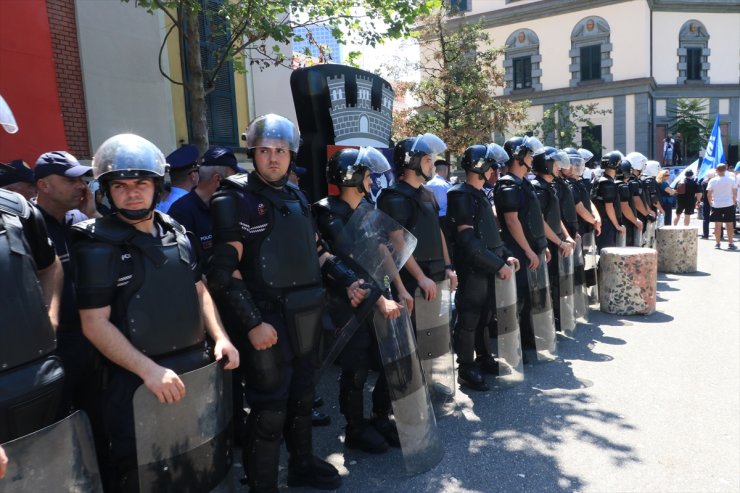 Arnavutluk'ta Belediye Başkanı Veliaj'ın istifasının istendiği protestolar sürüyor