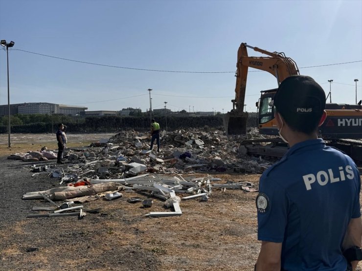 Bahçelievler'de kısmi çökme sonrası kontrollü yıkılan binanın enkazında kıymetli eşyalar ayrıştırılıyor