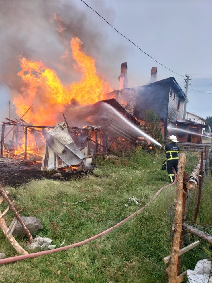 Bolu'da çıkan yangında 2 katlı ahşap ev kullanılamaz hale geldi