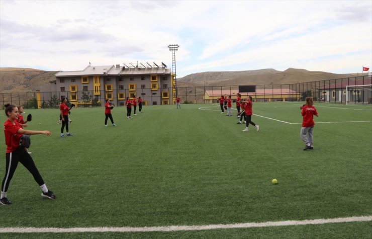 Çankırı'da Avrupa Şampiyonası'na hazırlanan 15 Yaş Altı Softbol Milli Takımı'nın kampı sona erdi