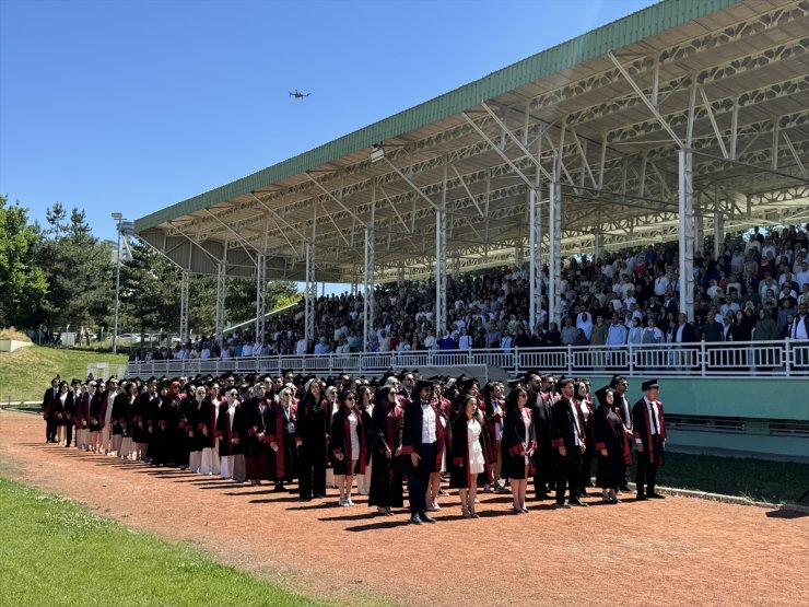 Erzurum'da üniversite mezuniyet töreninde, Filistin bayrağının renklerinde balonlar gökyüzüne bırakıldı