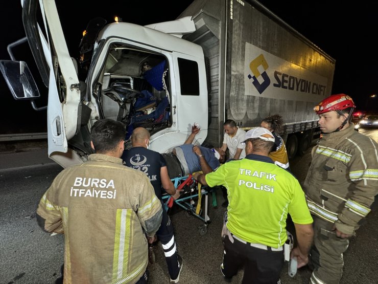 İstanbul-İzmir Otoyolu'nda tırla çarpışan kamyonun sürücüsü aracında sıkıştı