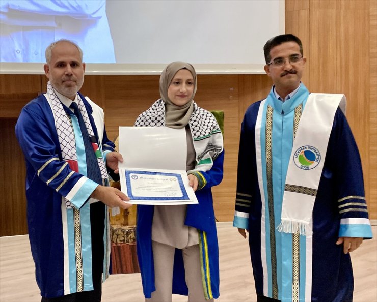 KAEÜ Tıp Fakültesi öğrencileri mezuniyet töreninde kefiye takarak Filistin'e destek verdi