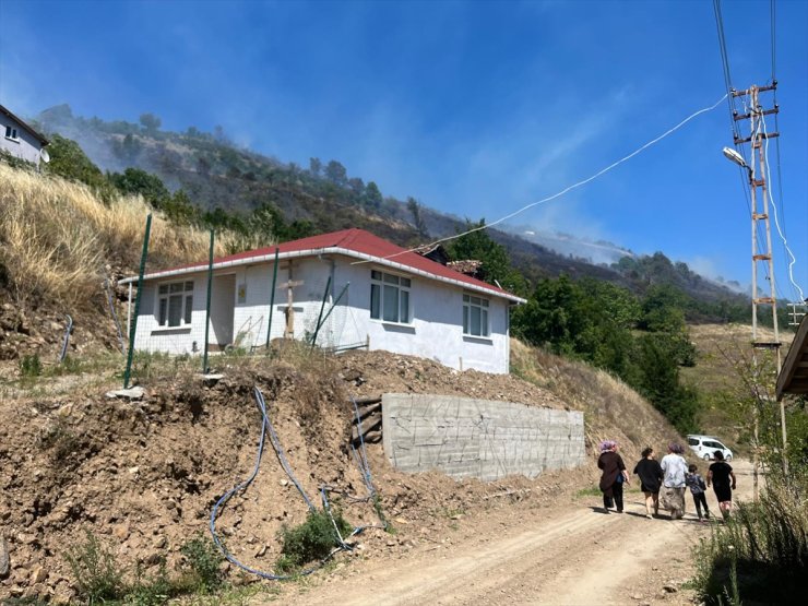 Kastamonu'da ormanlık alanda çıkan yangına müdahale ediliyor