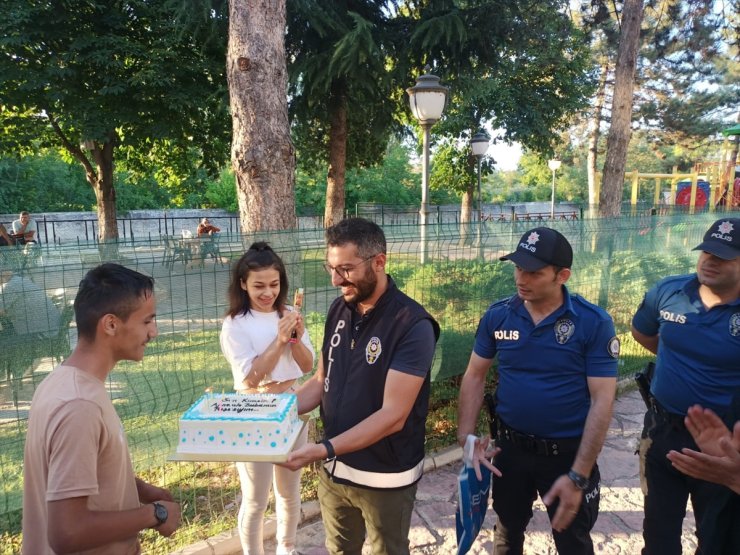 Kastamonu'da polislerden kas hastası gence sürpriz doğum günü kutlaması