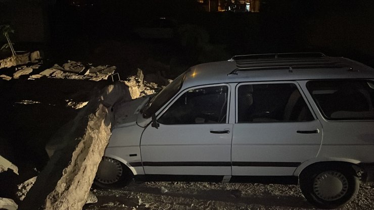 Kayseri'de 3 araç çöken bahçe duvarının altında kaldı