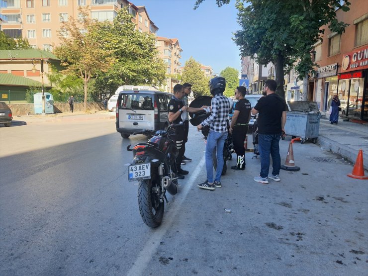 Kütahya'da motosikletinin plakasını ıslak mendille kapatan kasksız sürücüye ceza