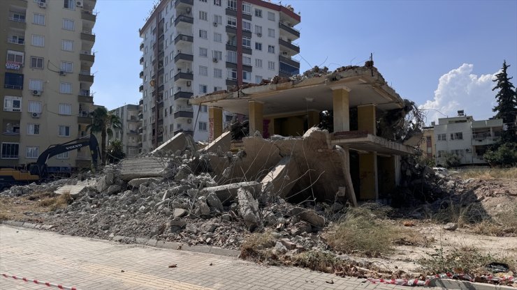 Mersin'de kontrollü yıkımı yapılan binadan kopan molozlar yola saçıldı