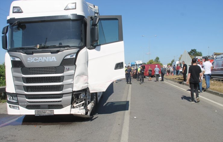 Samsun'da tır ile çarpışan minibüsün sürücüsü öldü, 2 çocuğu yaralandı