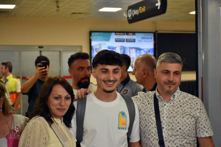 Trabzonspor'un transfer görüşmelerini sürdürdüğü Cihan Çanak, Trabzon'a geldi: