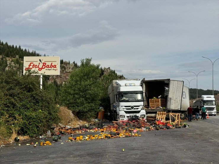 Afyonkarahisar'da yolcu otobüsü ile tırın çarpıştığı kazada 14 kişi yaralandı