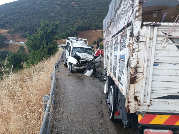 Isparta'da kamyonla hafif ticari aracın çarpışması sonucu 5 kişi yaralandı