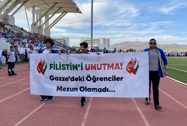 Kırşehir'de üniversiteliler mezuniyet töreninde Filistin'i destekleyen pankartlar taşıdı