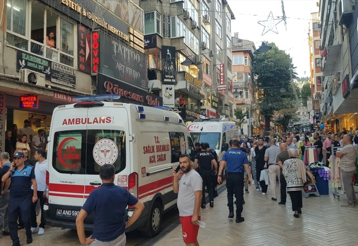 Kocaeli'de bıçaklı kavgada 2 kişi yaralandı