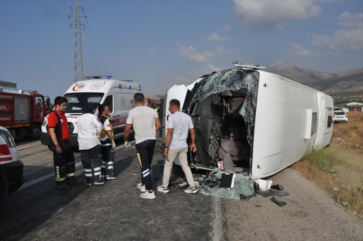 Mersin'de 2 servis aracı ve otomobilin karıştığı kazada 2 kişi öldü, 35 kişi yaralandı