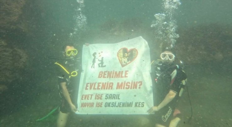 Ordu'da sağlık personelinden kız arkadaşına su altında pankartlı sürpriz evlilik teklifi