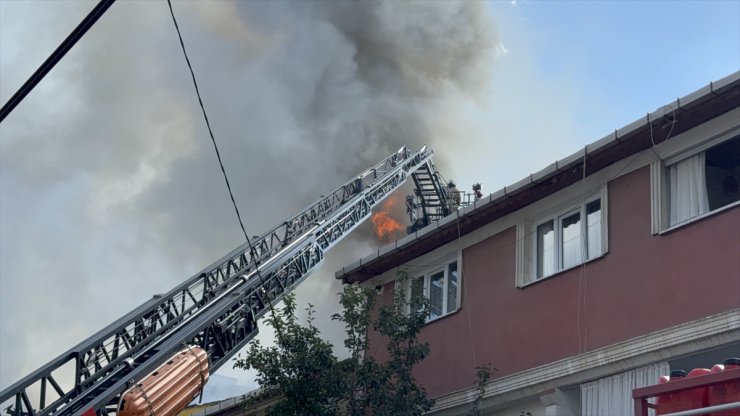 Tuzla'da etraftaki binalara da sıçrayan çatı yangını söndürüldü