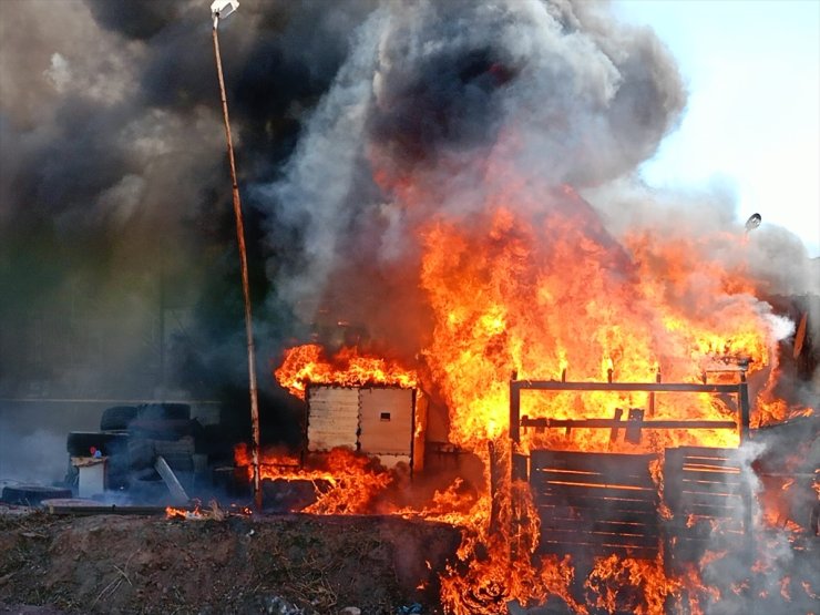Yalova'da oto lastik dükkanı yandı