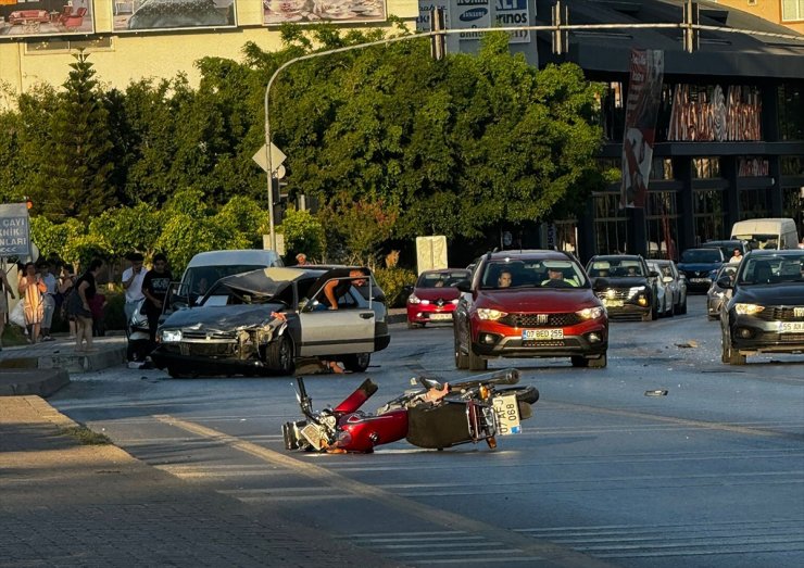 Alanya'da otomobil ile motosikletin çarpışması sonucu 1 kişi öldü, 2 kişi yaralandı
