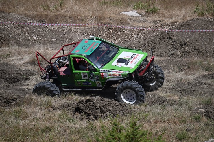 Hakkari'nin Çukurca ilçesindeki festivalde rafting ve off-road heyecanı yaşandı