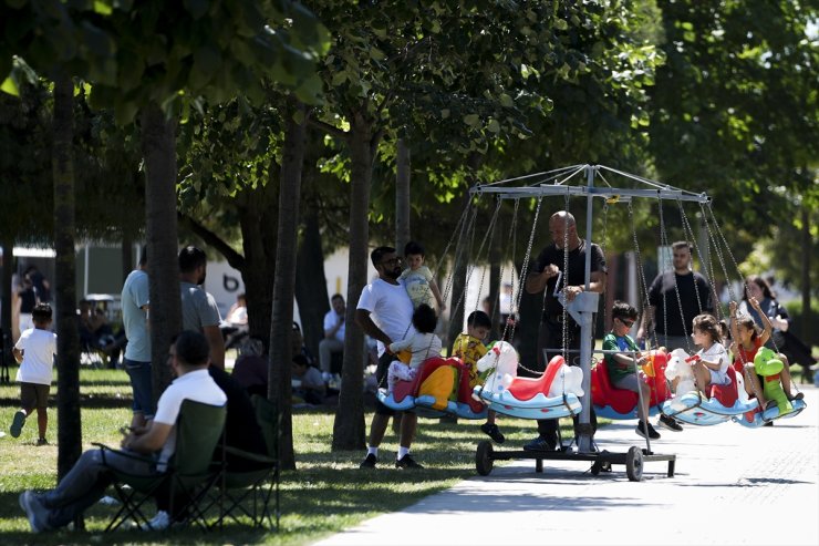 İstanbul'da vatandaşlar hafta sonu sahil ve parkları tercih etti