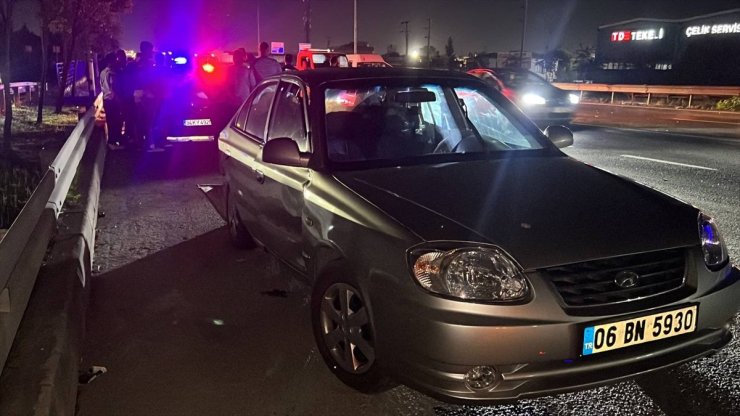 Kocaeli'de 3 otomobilin karıştığı zincirleme trafik kazasında 2 kişi yaralandı