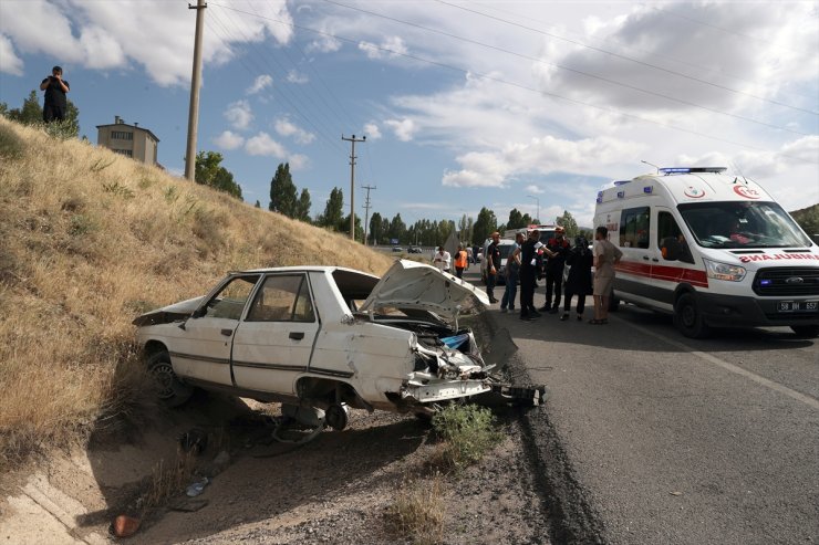 GÜNCELLEME - Sivas'ta devrilen otomobildeki 1 kişi öldü, 4 kişi yaralandı