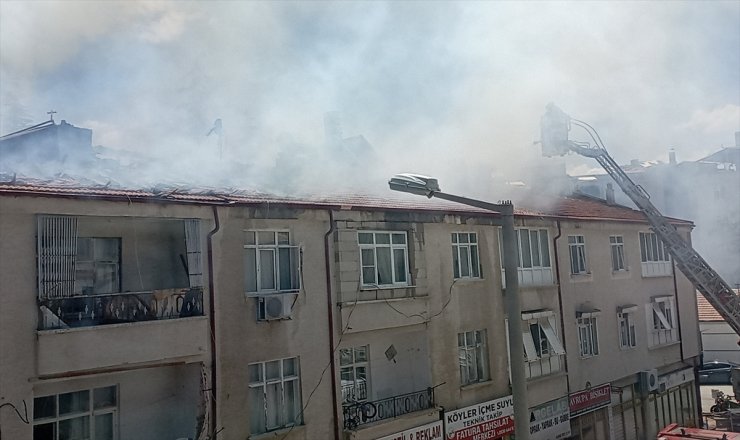 Karaman'da binanın çatısında çıkan yangın söndürüldü