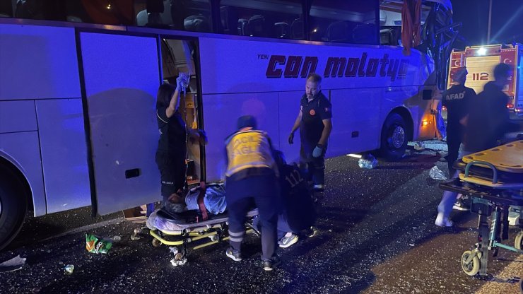 GÜNCELLEME - Anadolu Otoyolu'nda iki yolcu otobüsü çarpıştı, 15 kişi yaralandı