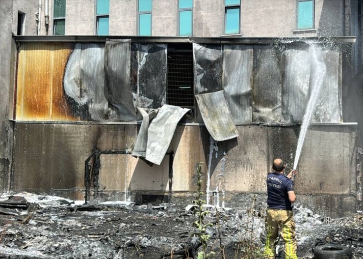 Beylikdüzü'nde otluk alandan fabrikaya sıçrayan yangın söndürüldü