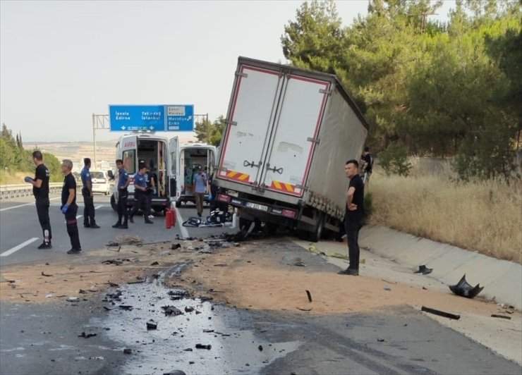 Edirne'de buğday yüklü römorka çarpan kamyonetteki 3 kişi öldü