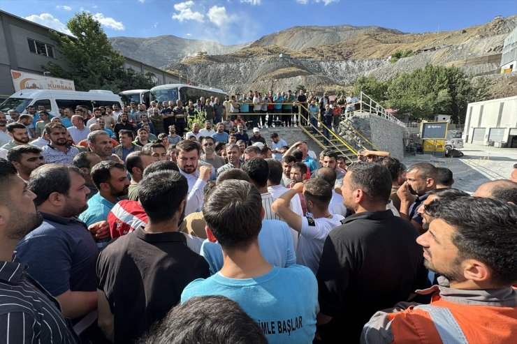 Elazığ'da maden işçileri iş bırakma eylemi yaptı
