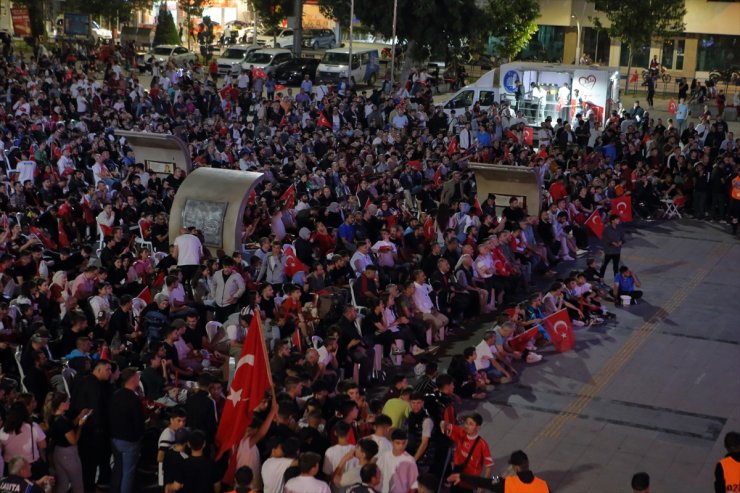 Çankırı ve Çorum'da vatandaşlar, milli maç heyecanını dev ekranların başında yaşadı