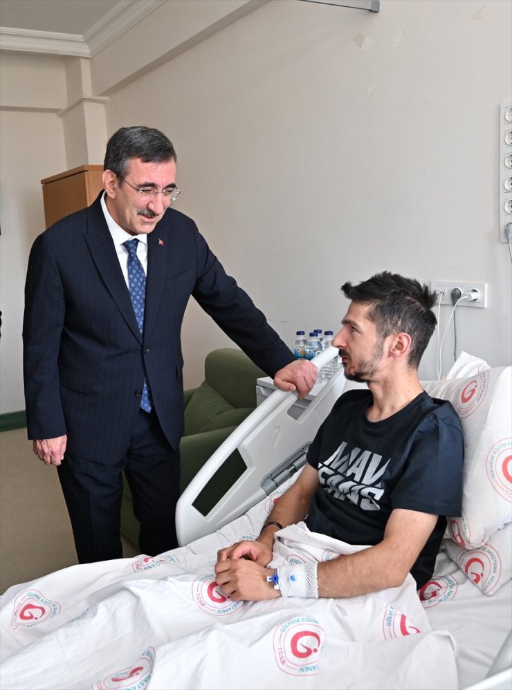 Cumhurbaşkanı Yardımcısı Yılmaz, Ankara'da tedavi gören gazileri ziyaret etti