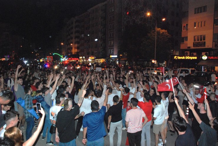 Bursa ve çevre illerde Milli Takım'ın çeyrek finale yükselmesi kutlanıyor