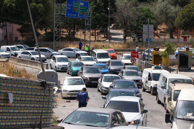 GÜNCELLEME - İzmir Bornova'da çıkan orman yangınına müdahale ediliyor