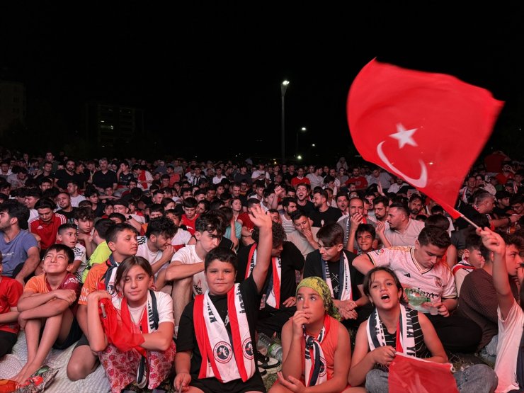 Gaziantep ve çevre illerde vatandaşlar, milli maç heyecanını dev ekranların başında yaşadı