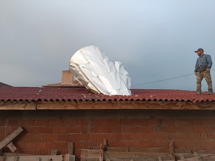 GÜNCELLEME - Kastamonu'da fırtına okulun çatısını uçurdu