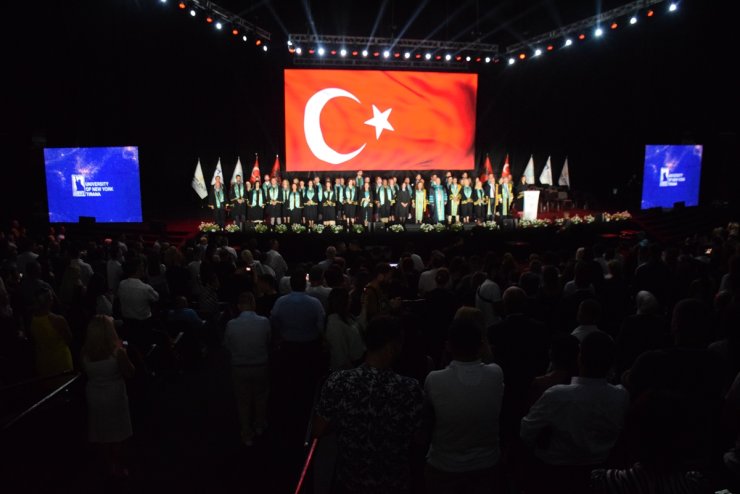 Türkiye Maarif Vakfına bağlı Tiran New York Üniversitesinde mezuniyet heyecanı