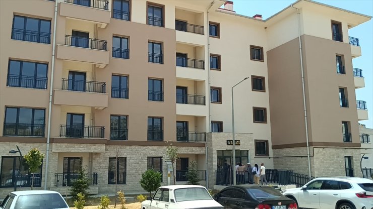 Adana'da orman yangınlarında evleri hasar görenlere yeni konutları teslim edildi