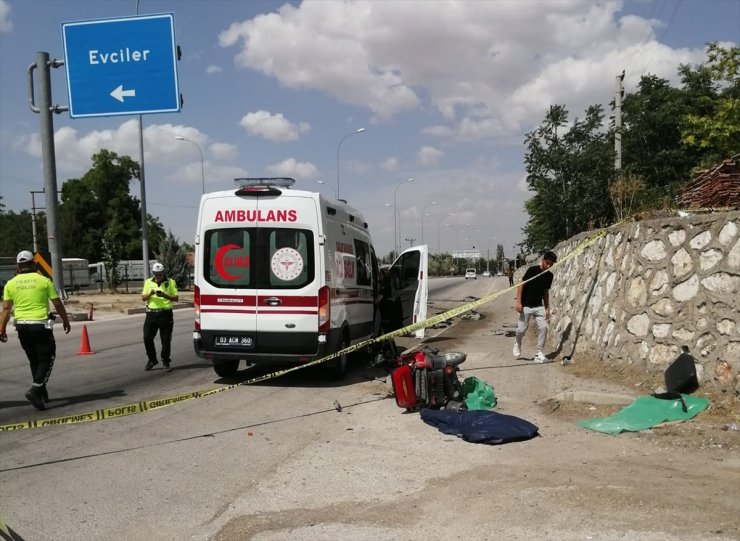 Afyonkarahisar'da hafif ticari aracın çarptığı elektrikli bisikletin sürücüsü öldü