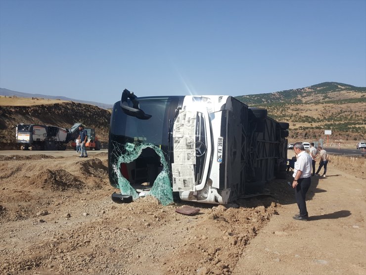 Bingöl'de yolcu otobüsünün devrilmesi sonucu 14 kişi yaralandı