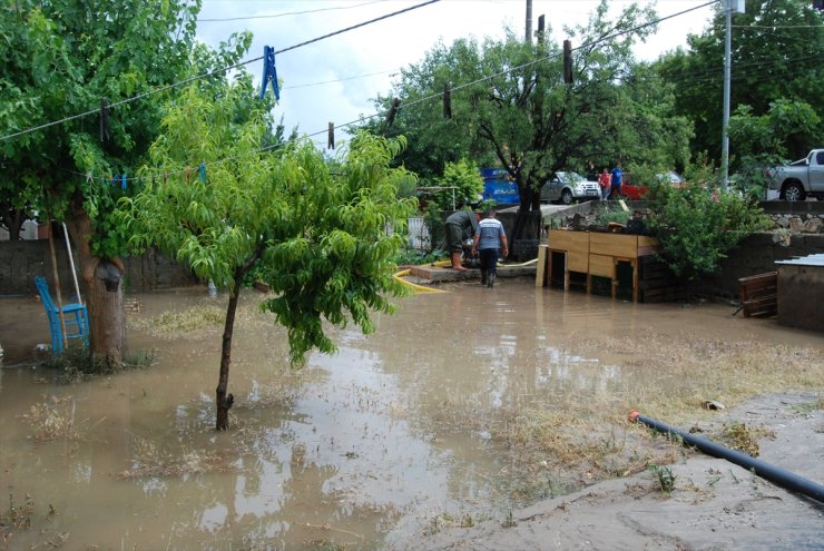 Çanakkale'de sağanak su baskınlarına neden oldu