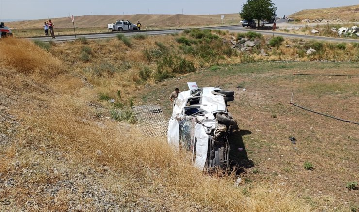Diyarbakır'da pikap ve yolcu minibüsünün çarpıştığı kazada 13 kişi yaralandı