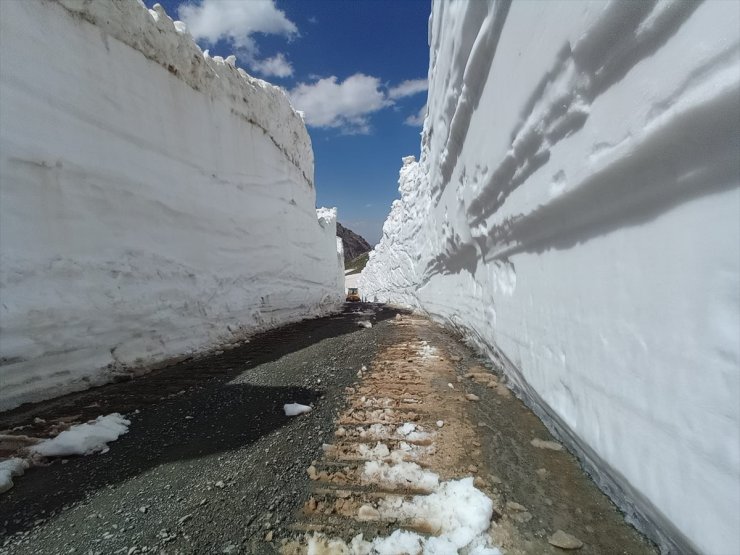 Hakkari'de kardan kapanan üs bölgesinin yolunda çalışmalar sürüyor