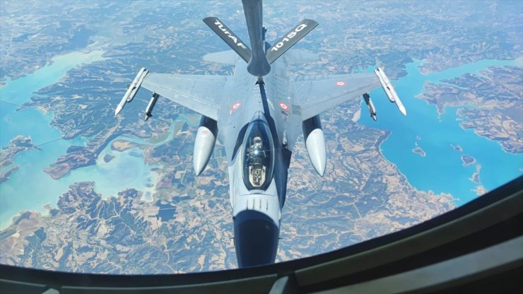 Hava Kuvvetleri Komutanlığına ait uçaklardan Kıbrıs Adası'nın güneyinde eğitim uçuşu
