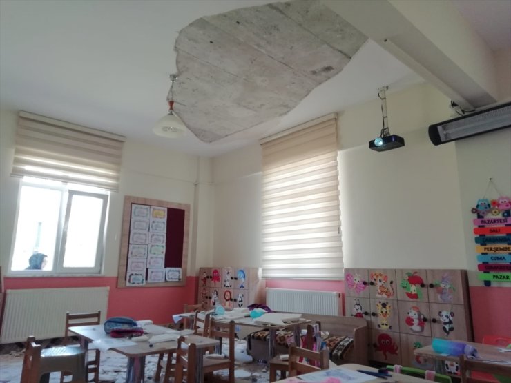 Kastamonu'da üzerlerine tavandan alçı parçaları düşen 2 çocuk yaralandı