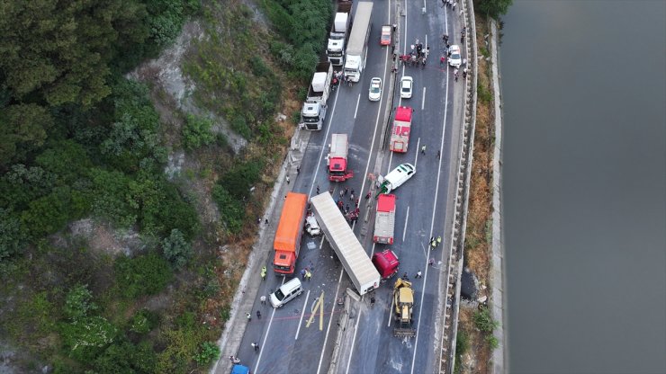 GÜNCELLEME - Sakarya'da zincirleme trafik kazasında 1 kişi öldü, 6 kişi yaralandı